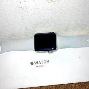 AppleWatch series 3 comes with orange writs straps